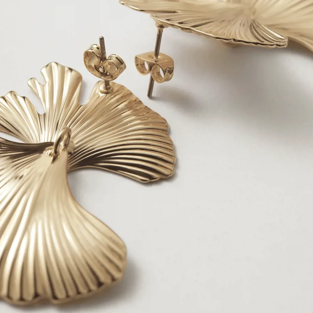 Gouden Royal Velvet oorbellen in ginkgo blad vorm – photo 2